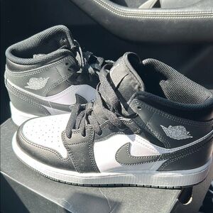 Air Jordan 1 Mid Youth